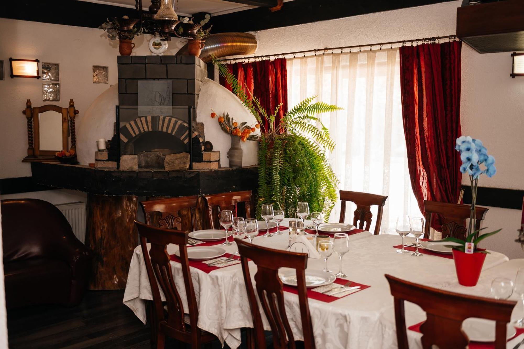 Casa Octavian Hotel Sucevita Ngoại thất bức ảnh