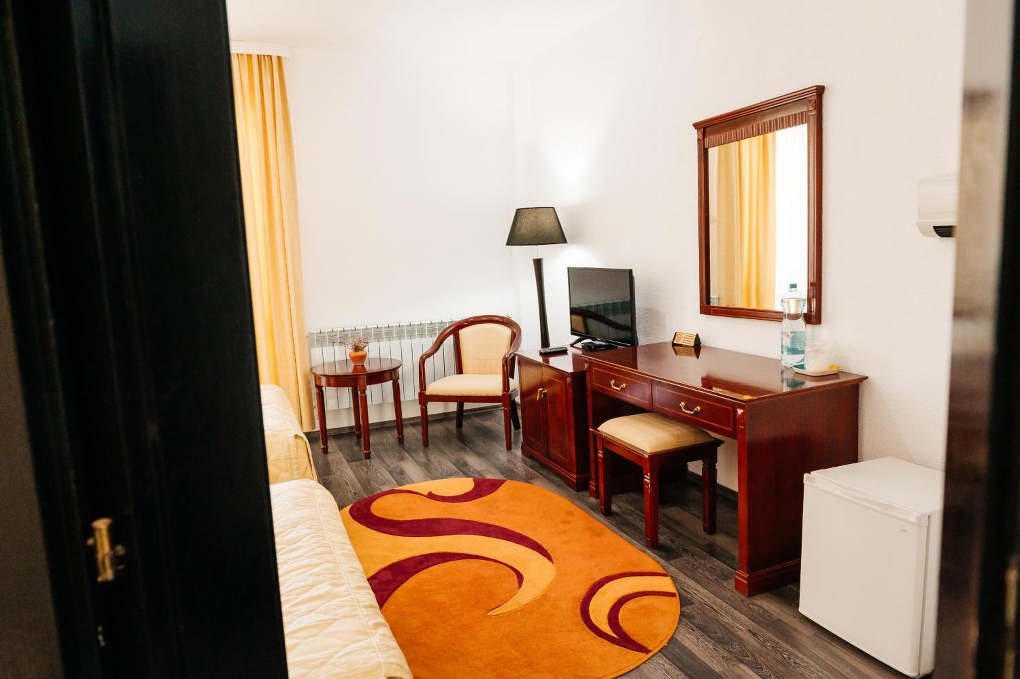 Casa Octavian Hotel Sucevita Ngoại thất bức ảnh