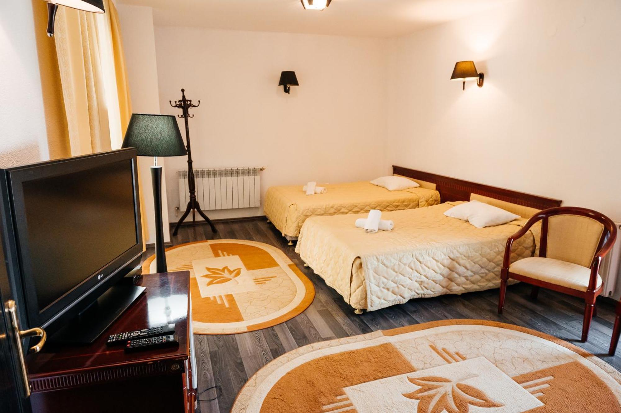 Casa Octavian Hotel Sucevita Ngoại thất bức ảnh